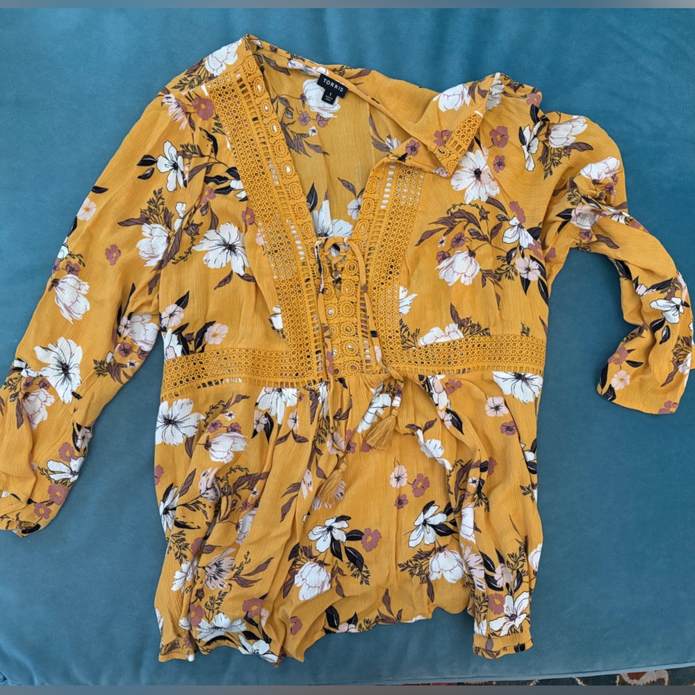 Torrid Babydoll Gauze Crochet Trim Lace-Up Top 1X in Floral Yellow